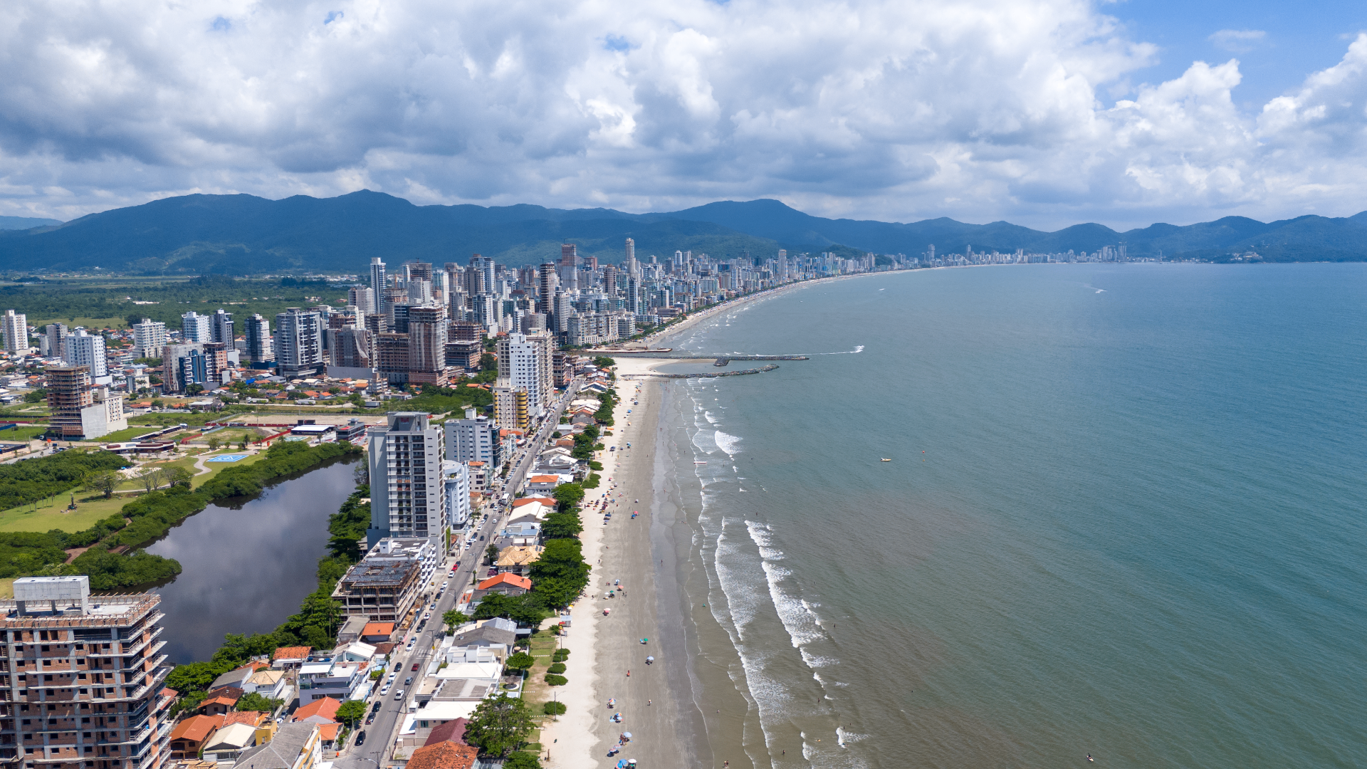 Vista aérea de Porto Belo — região de atuação da Pereira Júnior
